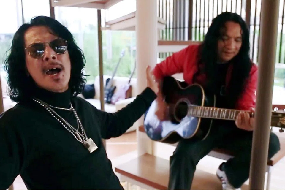 SALING KAGUM DENGAN KEBOLEHAN MASING-MASING: Rahim Maarof (kiri) dan Moliano Rasmadi saling mengagumi keupayaan masing-masing dan mahu menyuntik nafas baru pada lagu Ku Ukir Namamu, yang sudah bertahan 35 tahun, agar dapat bertahan "sekurang-kurangnya 10 tahun lagi". - Foto MOLUV MUSIC