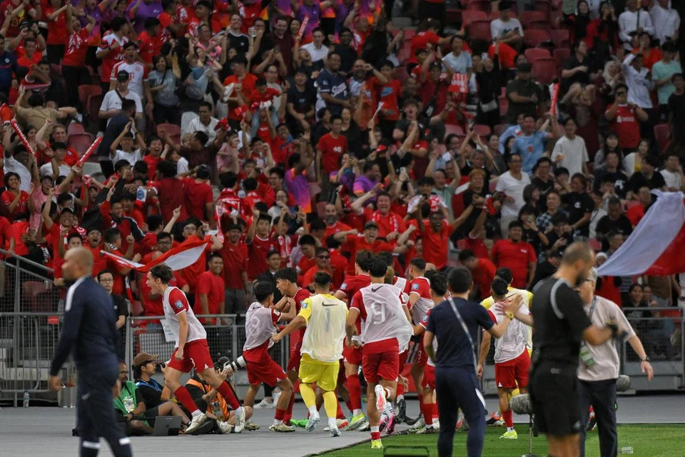 Pasukan Singa dan penyokong sama-sama meraikan gol penyamaan dalam perlawanan menentang China di Stadium Nasional pada 21 Mac. 
