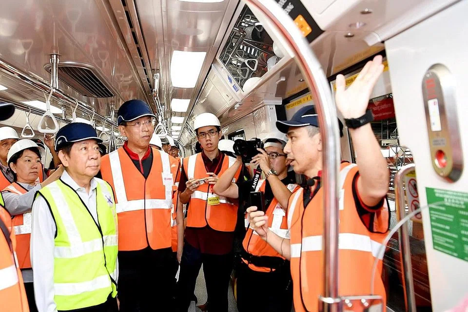 TINJAU KEMUDAHAN: Menteri Pengangkutan, Encik Khaw Boon Wan (kiri) bersama Ketua Pegawai Eksekutif (CEO) SMRT yang baru, Encik Neo Kian Hong (dua dari kiri) semasa prapelancaran kereta api C151C terkini di Depoh Bishan semalam. - Foto BH oleh KHALID BABA