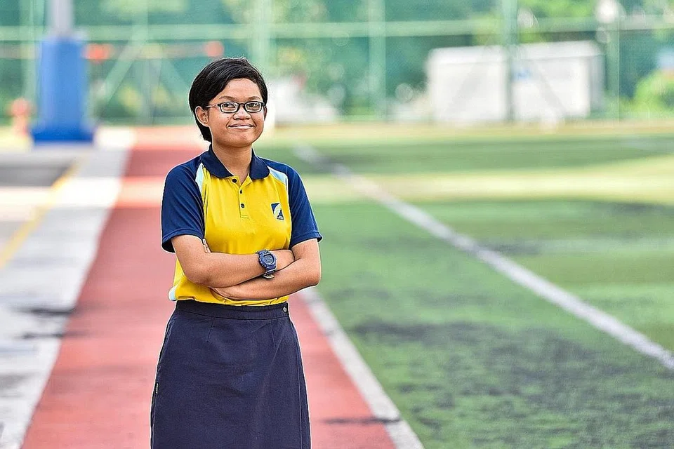 IKUT JEJAK IBU: Kasturi bangga menerima Anugerah Warna (Cemerlang) Majlis Sukan Sekolah Singapura tahun ini, dan mahu capai impian ibunya, seorang bekas para atlit Singapura. - Foto BH oleh JASMINE CHOONG