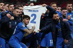Bagi memberi penghormatan kepada bekas pemain George Baldock, yang meninggal dunia, pemain Greece menjulang jersinya ketika menentang England dalam perlawanan Liga Negara-Negara di Wembley pada 11 Oktober.