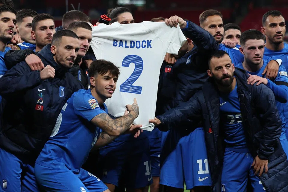 Bagi memberi penghormatan kepada bekas pemain George Baldock, yang meninggal dunia, pemain Greece menjulang jersinya ketika menentang England dalam perlawanan Liga Negara-Negara di Wembley pada 11 Oktober.