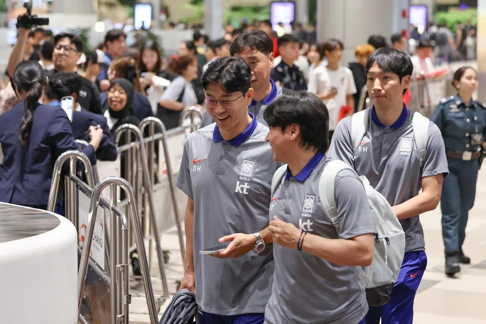 Pengurus sementara pasukan negara Korea Selatan, Kim Do-hoon (tengah), kembali ke Singapura untuk menghadapi skuad Singa, yang mempunyai bekas pemain-pemainnya dari skuad juara Liga Perdana Singapura (SPL) 2021 Lion City Sailors (LCS), pada 6 Jun.