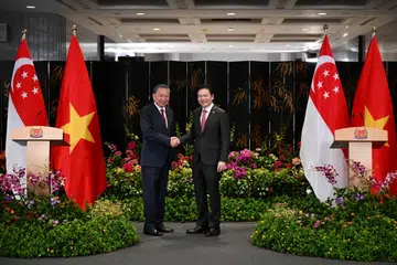 Perdana Menteri, Encik Lawrence Wong (kanan), menyambut ketibaan Setiausaha Agung Jawatankuasa Pusat Parti Komunis Vietnam, Encik To Lam, yang melakukan lawatan rasmi ke Singapura 11-13 Mac.