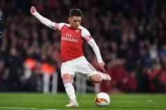 GERAKAN MENARIK: Selepas memperdayakan pemain lawan, Lucas Torreira merembat bola dengan kaki kirinya bagi gol kedua Arsenal yang mengatasi Napoli 2-0. - Foto AFP 