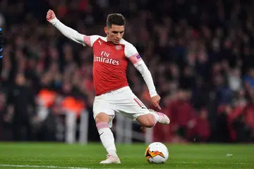 GERAKAN MENARIK: Selepas memperdayakan pemain lawan, Lucas Torreira merembat bola dengan kaki kirinya bagi gol kedua Arsenal yang mengatasi Napoli 2-0. - Foto AFP 