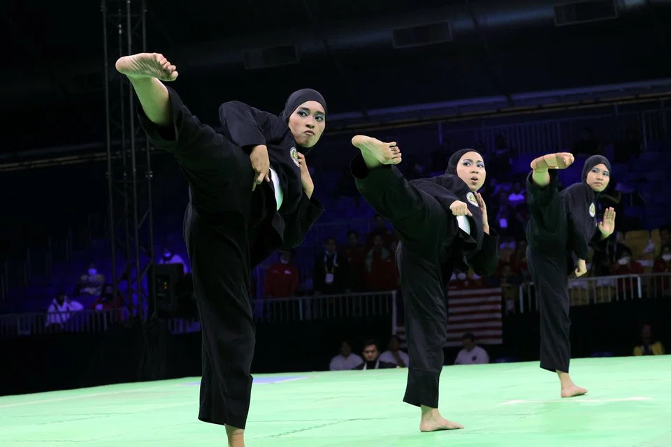 Pasukan seni regu wanita ke final kejohanan dunia; seni regu lelaki ...