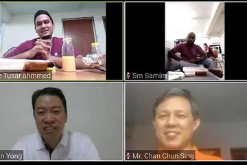 'BUKA PUASA' ZOOM: Encik Chan Chun Sing dan Encik Melvin Yong menyertai satu sesi buka puasa bersama beberapa pekerja asing menerusi Zoom pada 1 Mei 2020. - Foto FACEBOOK CHAN CHUN SING