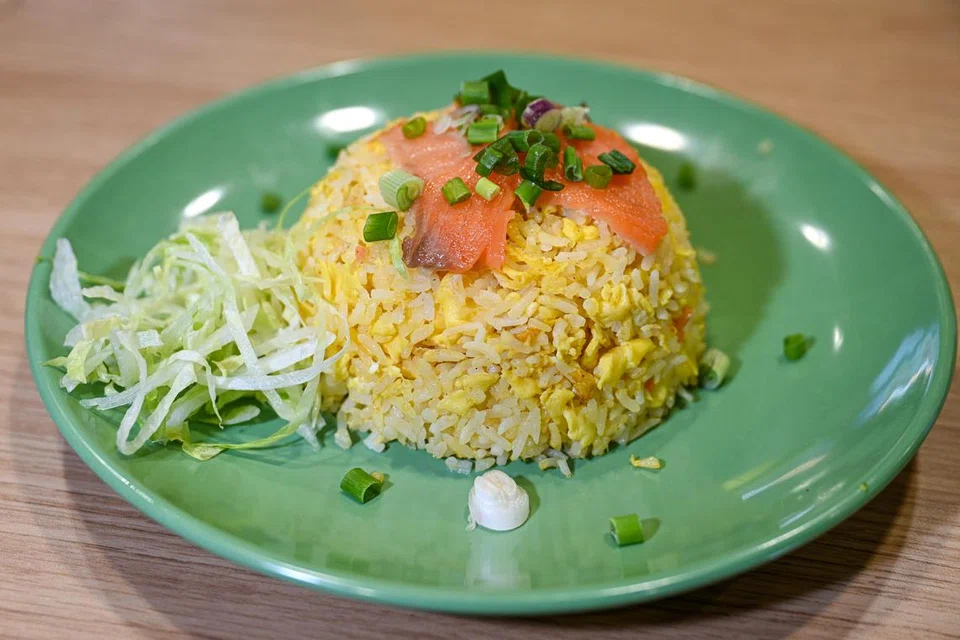 Smoked Salmon Egg Fried Rice berharga $7.50 mempunyai rasa masin dan salai yang enak seiring ikan salmon. 