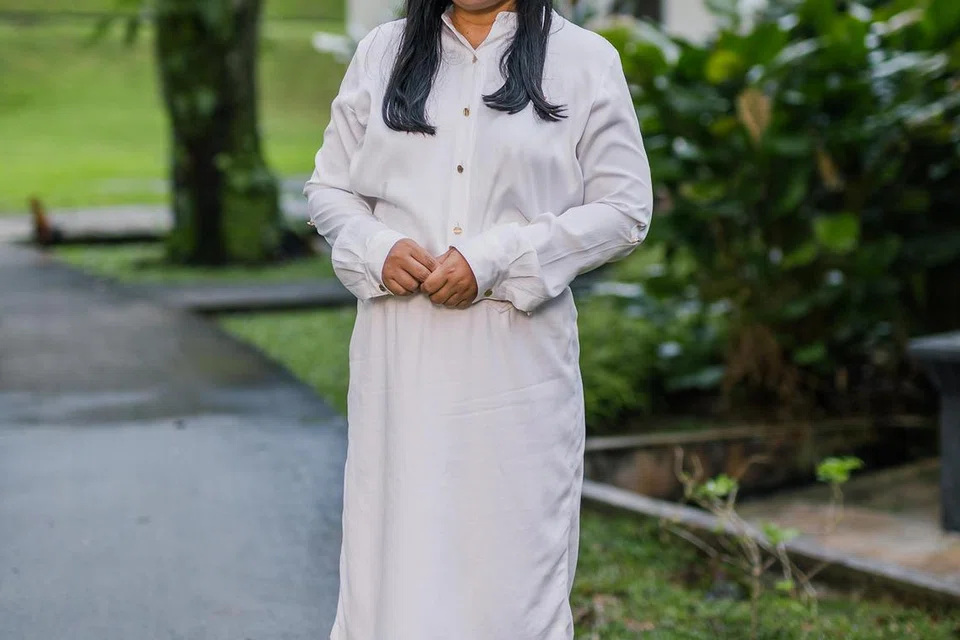 Calon Parti Tindakan Rakyat (PAP) di GRC Sembawang, Cik Mariam Jaafar, menekankan tentang keberkesanan Anggota Parlimen (AP) jauh lebih penting daripada kedudukan mereka sebagai AP sepenuh masa atau sambilan, sewaktu berhujah di rapat PAP bagi GRC Sembawang di lelapang bersebelahan Sun Plaza pada 28 April. Beliau menjawab pertikaian yang dikemukakan Ketua Parti Demokratik Singapura (SDP), Dr Chee Soon Juan, mengenai isu ini di rapat SDP pada 27 April.