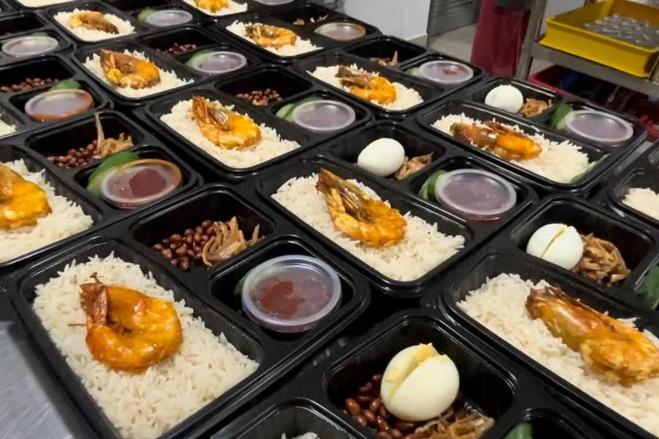 Nasi lemak berlauk udang goreng jualan Cik Siti Masitah Awang Kechik atau lebih selesa dipanggil Maksu, tidak menggunakan sebarang bahan perasa tiruan, sebaliknya penggunaan bahan yang berkualiti dan mewah menyedapkan menu yang dihasilkan.