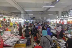 TERUS JADI TUMPUAN: Bahan makanan seperti ikan dan udang masih terus menjadi tumpuan pembeli di pasar Geylang Serai ini meskipun harga pada akhir tahun akibat musim tengkujuh mungkin naik sedikit. - Foto BH oleh IQBAL FAIZAL