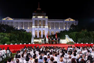 (Dari kiri) Perdana Menteri Singapura yang baru merangkap Menteri Kewangan, Encik Lawrence Wong; Presiden Tharman Shanmugaratnam; dan Ketua Hakim Negara Sundaresh Menon berdiri di atas pentas ketika Encik Wong mengangkat sumpah sebagai Perdana Menteri Singapura keempat di Istana pada 15 Mei. 