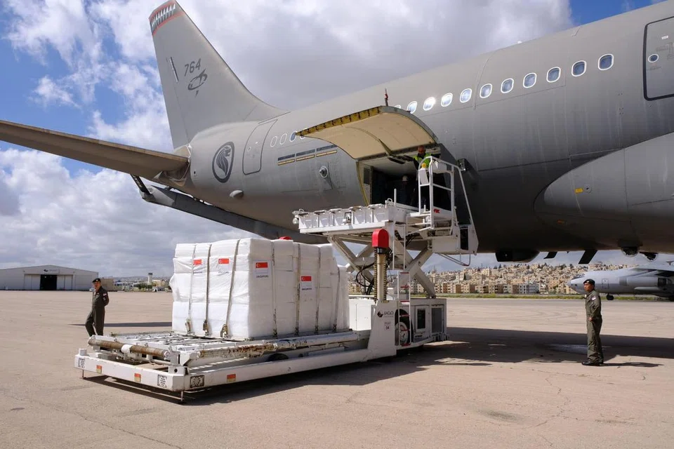 Bekalan kemanusiaan dari Singapura dipunggah keluar dari pesawat RSAF di Amman, Jordan.