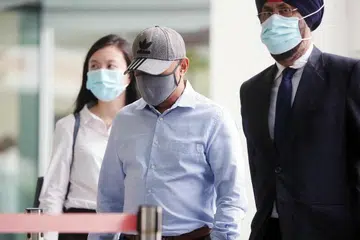 DIKENAKAN TUDUHAN: Abdul Rahim Mawasi (tengah) yang ditemani peguamnya, Encik Satwant Singh, telah didakwa di mahkamah semalam atas satu tuduhan rasuah. - Foto BH oleh KELVIN CHNG