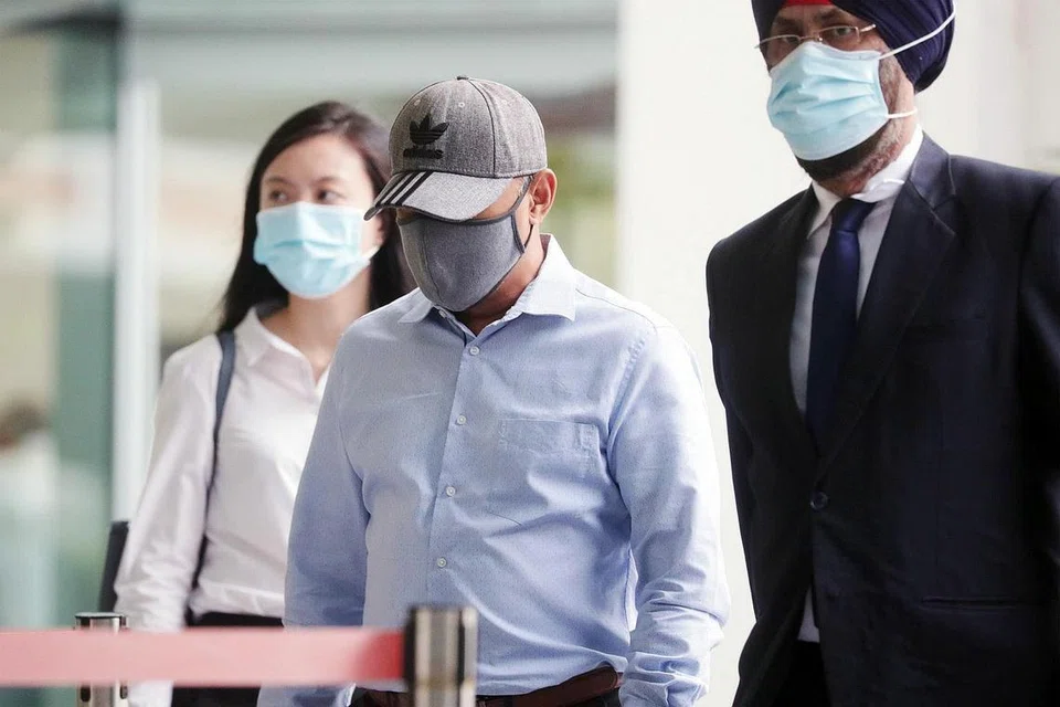 DIKENAKAN TUDUHAN: Abdul Rahim Mawasi (tengah) yang ditemani peguamnya, Encik Satwant Singh, telah didakwa di mahkamah semalam atas satu tuduhan rasuah. - Foto BH oleh KELVIN CHNG
