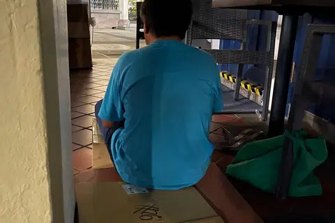 MAHU BERDIKARI: Encik Hariz (bukan nama sebenar), 63 tahun, mula tidur di tempat awam sejak mengalami masalah dengan unit flat yang disewa dengan rakan kerjanya. 