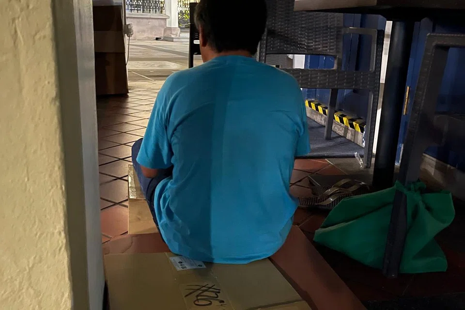MAHU BERDIKARI: Encik Hariz (bukan nama sebenar), 63 tahun, mula tidur di tempat awam sejak mengalami masalah dengan unit flat yang disewa dengan rakan kerjanya. 