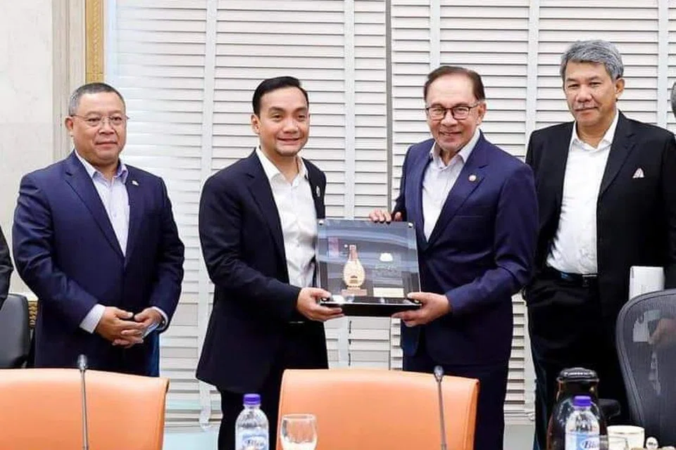 Menteri Besar Johor, Datuk Onn Hafiz Ghazi (dua dari kiri) serahkan cenderahati kepada Perdana Menteri Malaysia, Datuk Seri Anwar Ibrahim (tiga dari kiri), selepas Mesyuarat Pembangunan Negeri Johor di Putrajaya, pada 28 Februari.