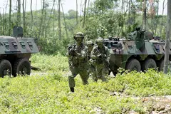 TINGKAT PROFESIONALISME: Askar SAF maju ke ke objektif mereka selepas turun daripada sebuah kenderaan berperisai. - Foto MINDEF