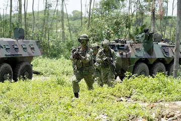 TINGKAT PROFESIONALISME: Askar SAF maju ke ke objektif mereka selepas turun daripada sebuah kenderaan berperisai. - Foto MINDEF