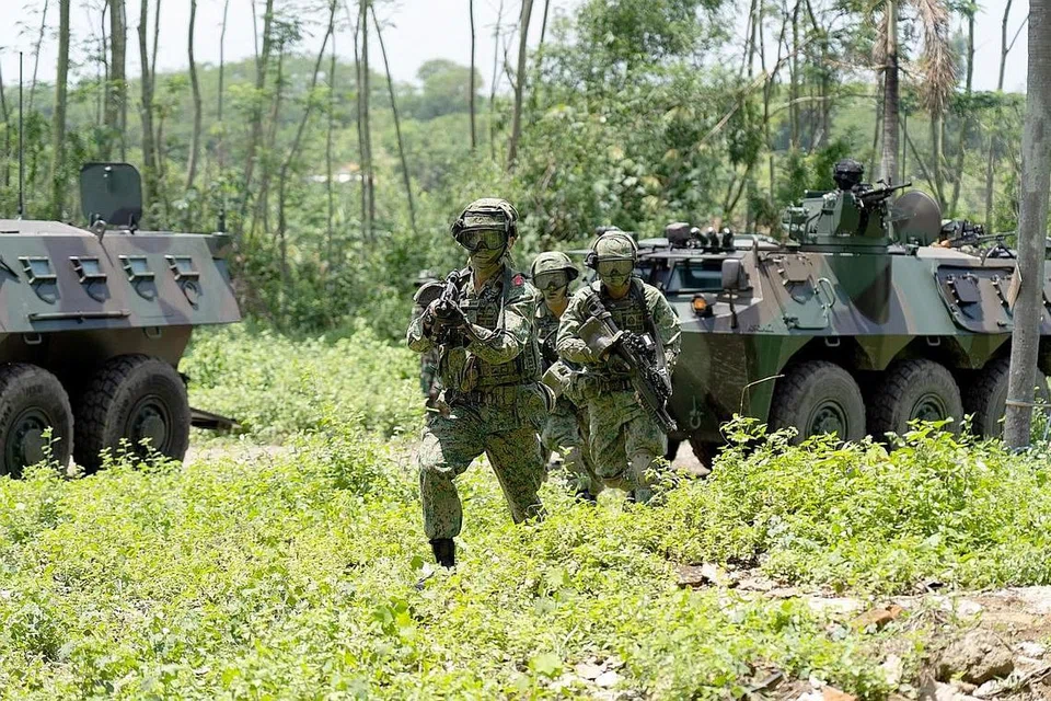 TINGKAT PROFESIONALISME: Askar SAF maju ke ke objektif mereka selepas turun daripada sebuah kenderaan berperisai. - Foto MINDEF