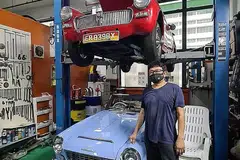 TUKIKAN KHAS: Encik Zainal Nik, pemilik bengkel kereta Car One Garage, yakin tukikan menyediakan pembaikan bagi kenderaan vintaj mampu menarik pelanggan ke bengkelnya. - Foto BH oleh ISMAWATI ISMAIL