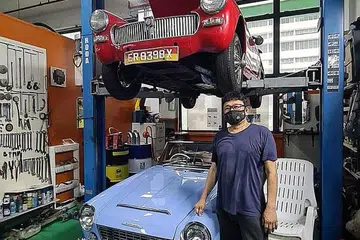 TUKIKAN KHAS: Encik Zainal Nik, pemilik bengkel kereta Car One Garage, yakin tukikan menyediakan pembaikan bagi kenderaan vintaj mampu menarik pelanggan ke bengkelnya. - Foto BH oleh ISMAWATI ISMAIL