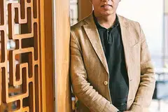 PENGALAMAN JADI DORONGAN: Pengalaman Encik Osman sejak kecil mendorong beliau meningkatkan peluang wanita mendapat akses perbankan dan bekerja dalam bidang kewangan. - Foto ihsan OSMAN ERSHAD FAIZ