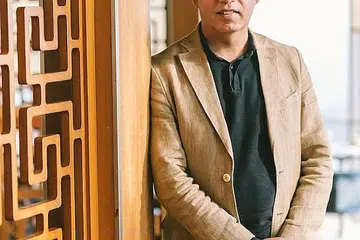 PENGALAMAN JADI DORONGAN: Pengalaman Encik Osman sejak kecil mendorong beliau meningkatkan peluang wanita mendapat akses perbankan dan bekerja dalam bidang kewangan. - Foto ihsan OSMAN ERSHAD FAIZ