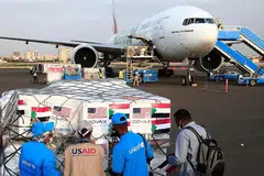 TERIMA BEKALAN: Pekerja bantuan memeriksa penghantaran vaksin menerusi inisiatif Covax, yang diusahakan Pertubuhan Bangsa-Bangsa Bersatu (PBB), ke Sudan sejurus selepas sebuah pesawat Emirates mendarat di lapangan terbang di Khartoum pada 6 Oktober lalu. - Foto AFP