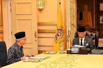 TIDAK BUBAR: Yang di-Pertuan Agong, Al-Sultan Abdullah Ri'ayatuddin Al-Mustafa Billah Shah, menerima kunjungan Perdana Menteri Malaysia, Datuk Seri Ismail Sabri, bagi sesi pra-Kabinet di Istana Negara, petang kelmarin. - Foto FB ISTANA NEGARA