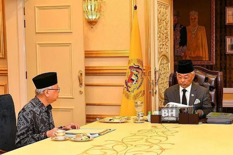 TIDAK BUBAR: Yang di-Pertuan Agong, Al-Sultan Abdullah Ri'ayatuddin Al-Mustafa Billah Shah, menerima kunjungan Perdana Menteri Malaysia, Datuk Seri Ismail Sabri, bagi sesi pra-Kabinet di Istana Negara, petang kelmarin. - Foto FB ISTANA NEGARA