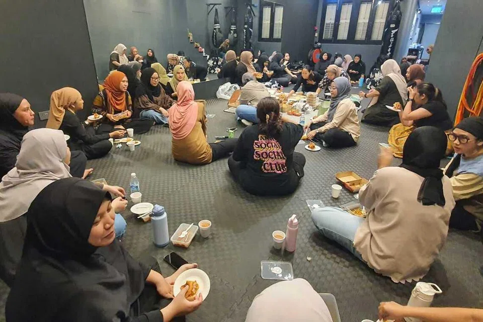 Ahli gim Van Lee Fitness menikmati juadah bersama-sama.