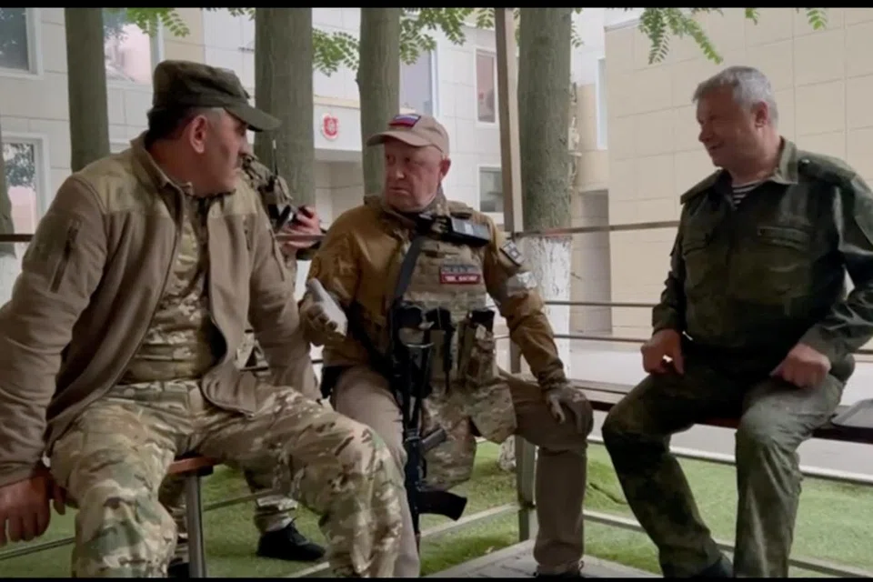 CARI PENYELESAIAN: Pengasas Kumpulan Wagner, Encik Yevgeny Prigozhin (tengah), berbincang dengan Timbalan Menteri Pertahanan Russia, Encik Yunus-Bek Yevkurov (kiri), di ibu pejabat tentera wilayah selatan. 