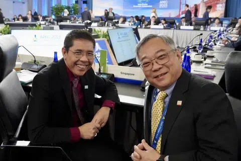 WAKILI SINGAPURA: Menteri di Pejabat Perdana Menteri, yang juga Menteri Kedua (Pendidikan merangkap Ehwal Luar), Dr Mohamad Maliki Osman (kiri) dan Menteri Perdagangan dan Perusahaan, Encik Gan Kim Yong (kanan), menghadiri Mesyuarat Menteri Apec (AMM) ke-34 yang diadakan di San Francisco pada 14 dan 15 November 2023.