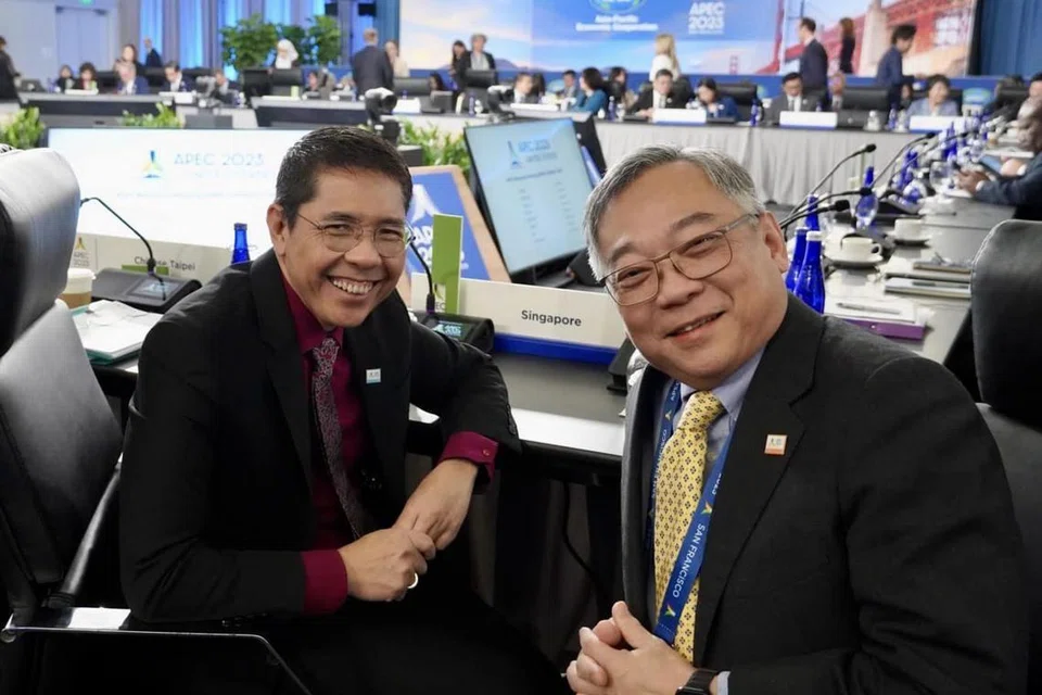 WAKILI SINGAPURA: Menteri di Pejabat Perdana Menteri, yang juga Menteri Kedua (Pendidikan merangkap Ehwal Luar), Dr Mohamad Maliki Osman (kiri) dan Menteri Perdagangan dan Perusahaan, Encik Gan Kim Yong (kanan), menghadiri Mesyuarat Menteri Apec (AMM) ke-34 yang diadakan di San Francisco pada 14 dan 15 November 2023.