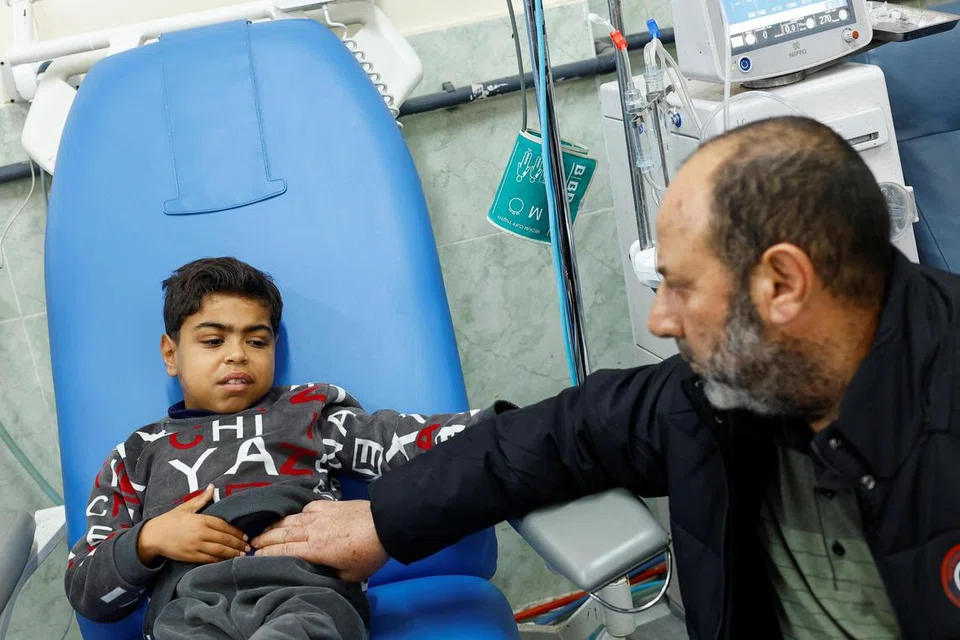 TERPISAH DARIPADA  KELUARGA: Naseem Mohra, 10 tahun, terpisah daripada keluarganya akibat pengeboman hebat Israel ke atas Gaza dan dijaga oleh jirannya, Encik Adel Haniyeh, ketika dia menjalani dialisis bagi penyakit ginjal di sebuah hospital di Rafah pada 24 Disember.