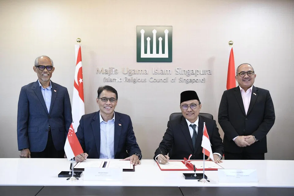 Memorandum Persefahaman (MOU) antara Majlis Ugama Islam Singapura (Muis) dan Badan Penyelenggara Jaminan Produk Halal (BJPJH) Kementerian Ehwal Agama Indonesia ditandatangani oleh Ketua Eksekutif Muis, Encik Kadir Maideen (duduk kiri), dan Pengerusi BPJPH, Dr Muhammad Aqil Irham (duduk  kanan), dengan disaksikan Menteri Bertanggungjawab bagi Ehwal Masyarakat Islam, Encik Masagos Zulkifli Masagos Mohamad (kiri) dan Duta Besar Indonesia ke Singapura, Encik Suryo Pratomo, pada 8 Ogos 2024.