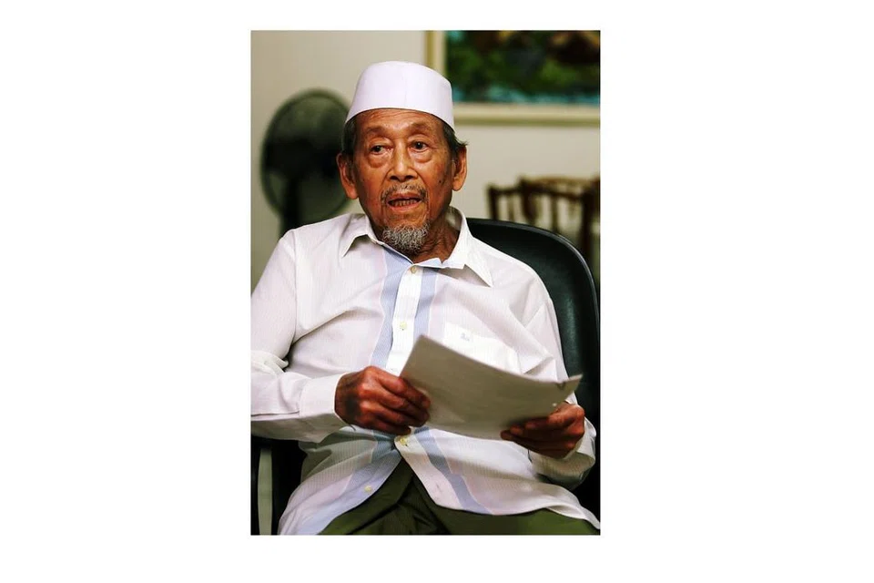  TOKOH ILMUWAN: Karya Allahyarham Ustaz Ahmad Sonhadji menjadi sumber bimbingan yang tidak ternilai. Pada 2008, beliau menandatangani memorandum persefahaman dengan Lembaga Perpustakaan Negara (NLB) untuk mendermakan bahan-bahan penulisannya kepada arkib NLB untuk dimanfaatkan semua. - Foto fail