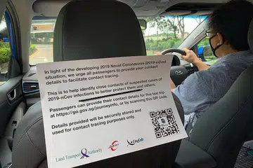 LANGKAH KESELAMATAN KESIHATAN: Satu notis di teksi ComfortDelGro semalam meminta penumpang untuk memberikan maklumat hubungan mereka untuk perjalanan. Semua teksi akhirnya akan mempunyai kod QR, yang dilancarkan di seluruh industri mulai hari ini.