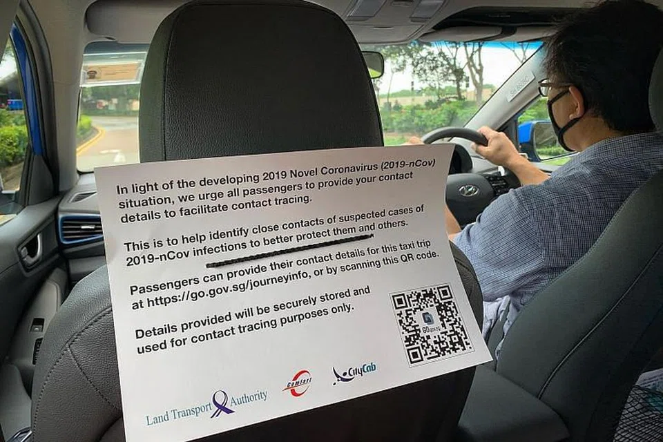 LANGKAH KESELAMATAN KESIHATAN: Satu notis di teksi ComfortDelGro semalam meminta penumpang untuk memberikan maklumat hubungan mereka untuk perjalanan. Semua teksi akhirnya akan mempunyai kod QR, yang dilancarkan di seluruh industri mulai hari ini.