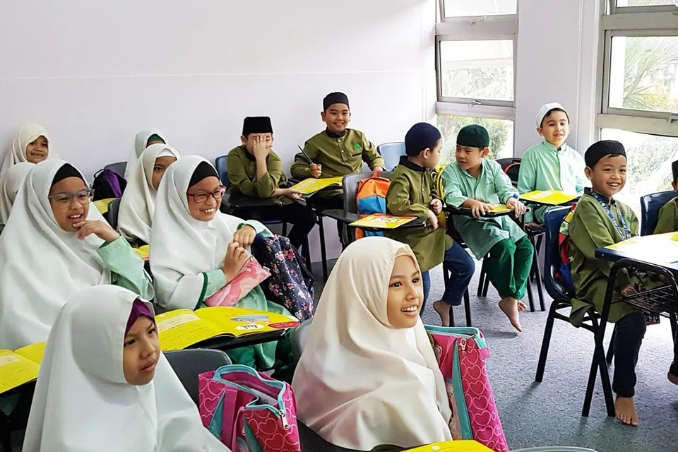Kelas madrasah untuk kanak-kanak di Pertapis bertujuan membentuk jati diri seorang Muslim sejati dari awal lagi.