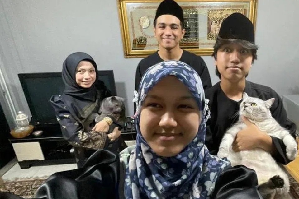 Cik Suryati tabah menghadapi suratan takdir demi membesarkan anak-anaknya, Irfan (belakang), Nabil (kanan) dan Insyirah (depan).