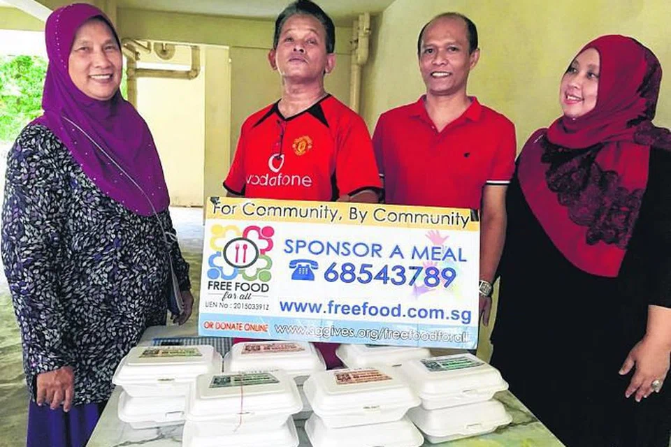 SEDIA BANTU: Beberapa sukarelawan FFA (dari kiri), Cik Rose Abdullah, penduduk dikenali sebagai Encik Badronisam, Encik Ramlan Sanwan dan Cik Norhuda Rabani yang menyumbang pes makanan secara percuma untuk projek FFA. - Foto DEWANI ABBAS