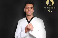 Farzad Mansouti  dipilih menyertai  Pasukan Olimpik Pelarian Jawatankuasa Olimpik Antarabangsa (IOC) didorong oleh negara yang ditinggalkannya, Afghanistan, dan diceriakan oleh negara hosnya, United Kingdom, yang menyambut kehadirannya.