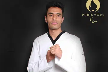 Farzad Mansouti  dipilih menyertai  Pasukan Olimpik Pelarian Jawatankuasa Olimpik Antarabangsa (IOC) didorong oleh negara yang ditinggalkannya, Afghanistan, dan diceriakan oleh negara hosnya, United Kingdom, yang menyambut kehadirannya.