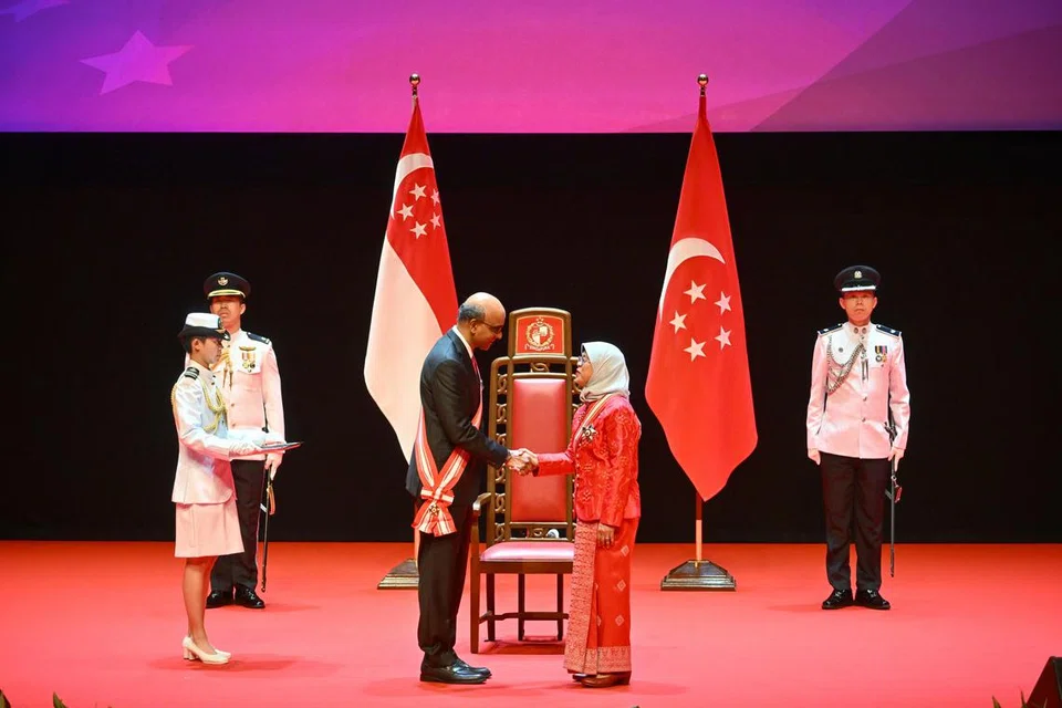 SANJUNGAN WAJAR: Kerana bakti dan khidmatnya yang berterusan dan tidak ternilai kepada Singapura dan rakyatnya, memang wajar sekali mantan Presiden Halimah Yacob dianjung seperti payung, diambak seperti kasur, iaitu dijadikan orang yang sangat dimuliakan. 