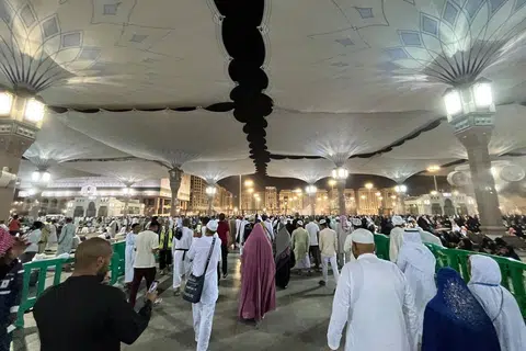 SEDIH TINGGALKAN MADINAH: Encik Muhaimim Suzaini (kanan) berkata beliau berpalit emosi dan seperti belum puas menjalankan ibadah di Madinah. Namun beliau juga tidak sabar untuk ke Makkah. 