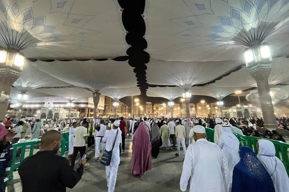 SEDIH TINGGALKAN MADINAH: Encik Muhaimim Suzaini (kanan) berkata beliau berpalit emosi dan seperti belum puas menjalankan ibadah di Madinah. Namun beliau juga tidak sabar untuk ke Makkah. 